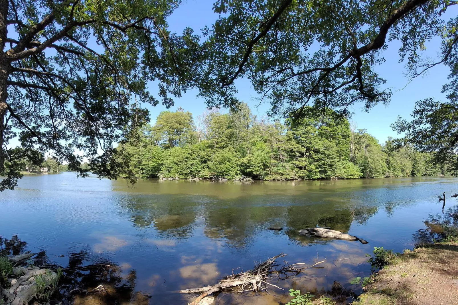 Gîte avec jacuzzi à Rejmyre-Vue sur l'eau