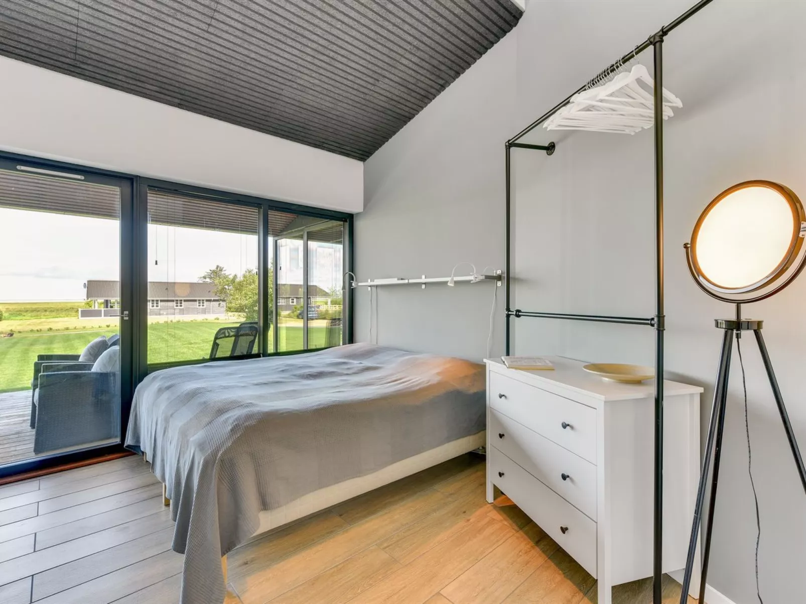 "Emilie" - 250m to the fjord-Drinnen