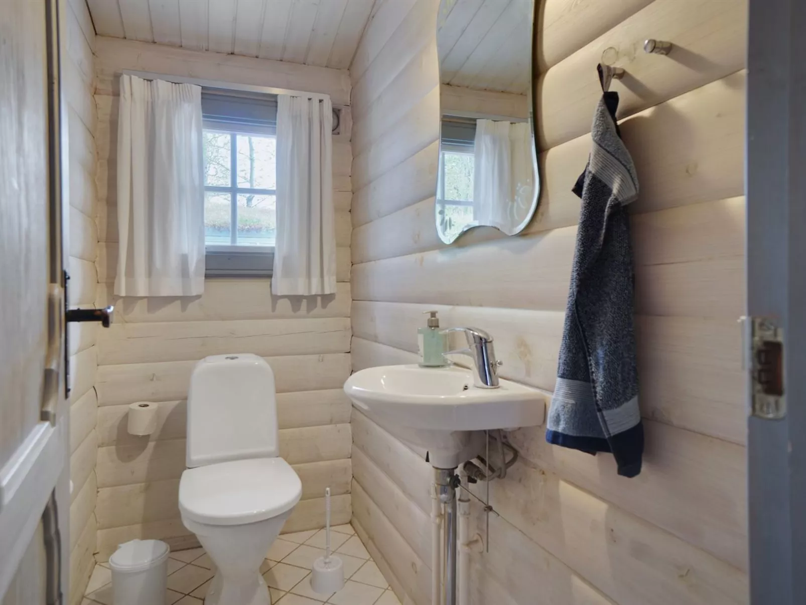 "Till" - 1.6km from the sea-Dedans