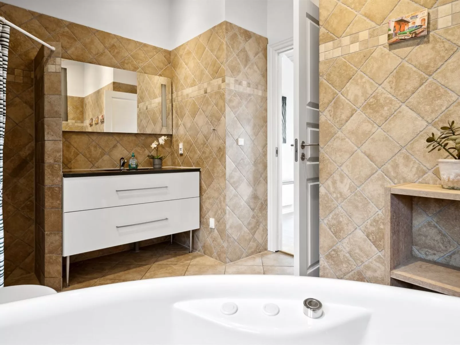 "Thjodulf" - 300m from the sea-Inside