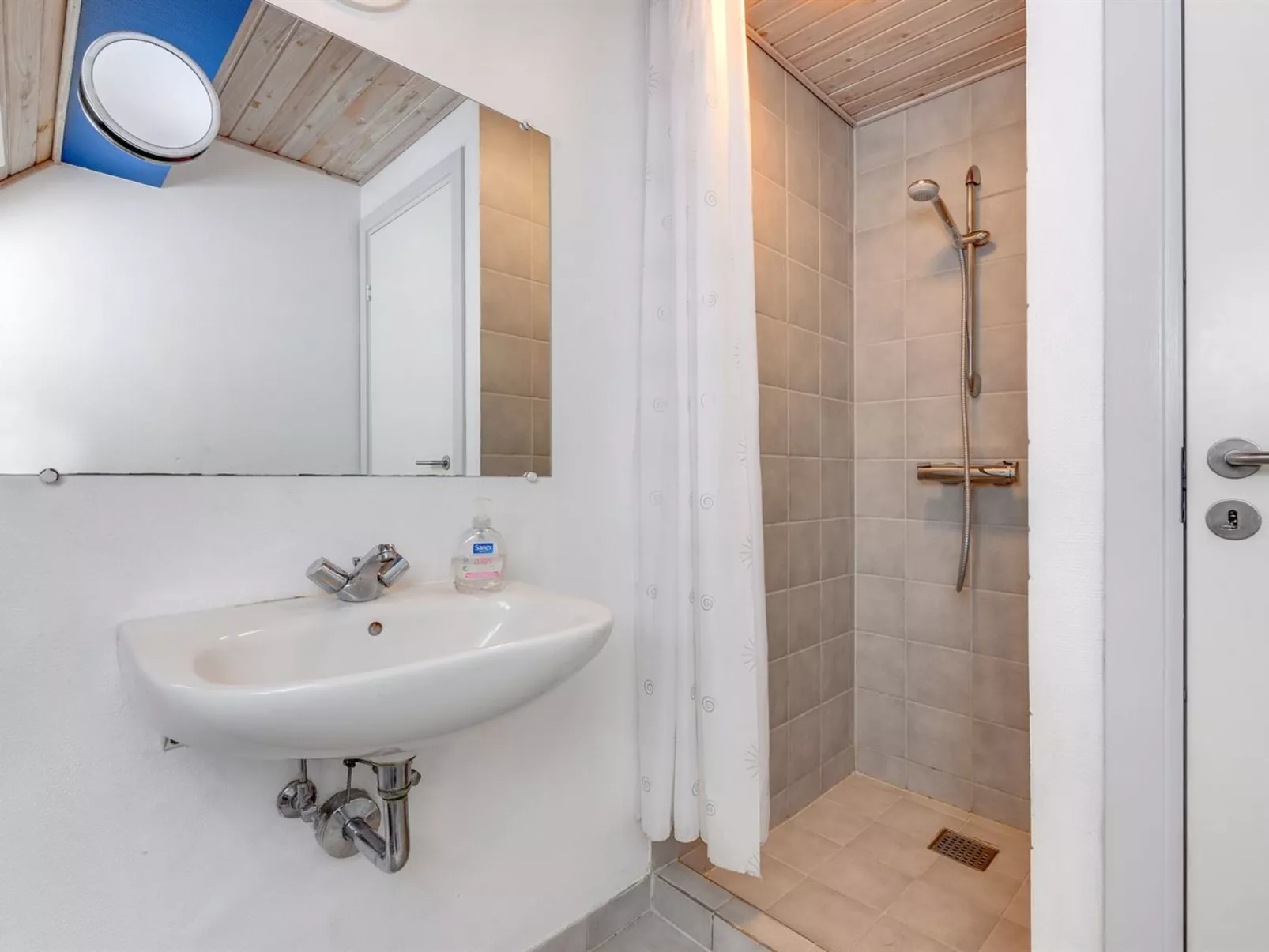 "Tabithe" - 2.2km from the sea-Inside