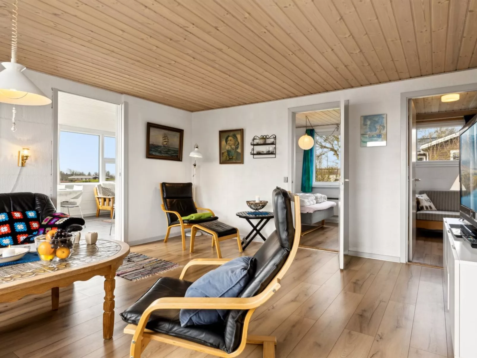 "Aletha" - 300m to the fjord-Drinnen