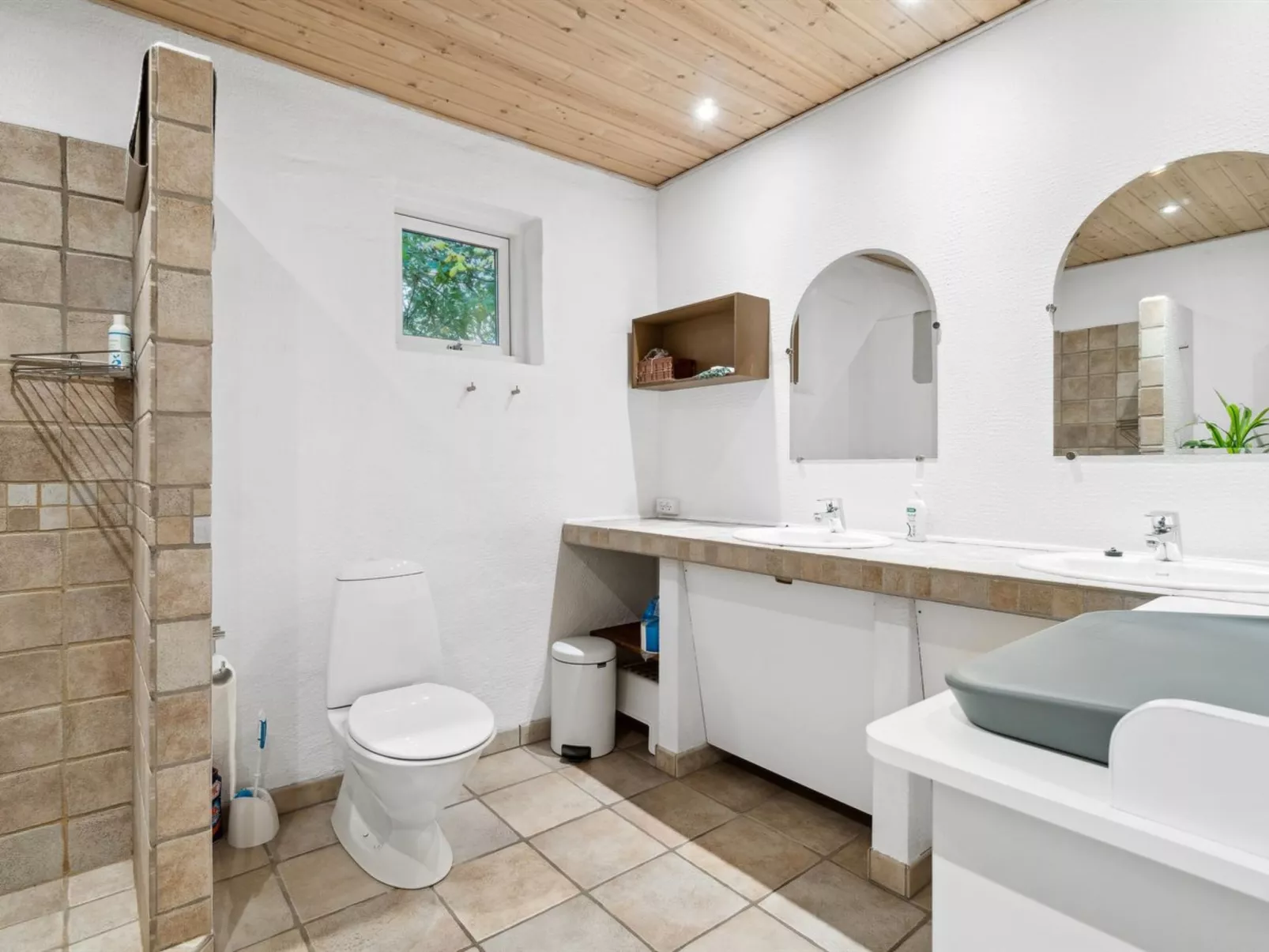 "Adrienne" - 6.4km from the sea-Inside