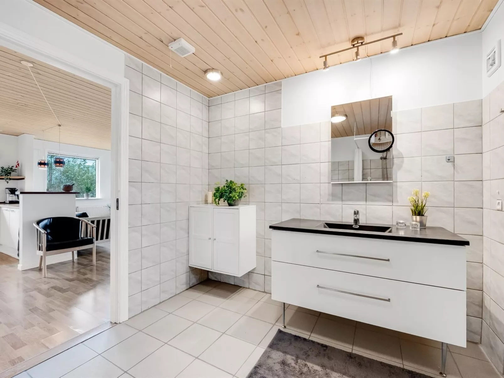 "Ensio" - 300m to the fjord-Inside