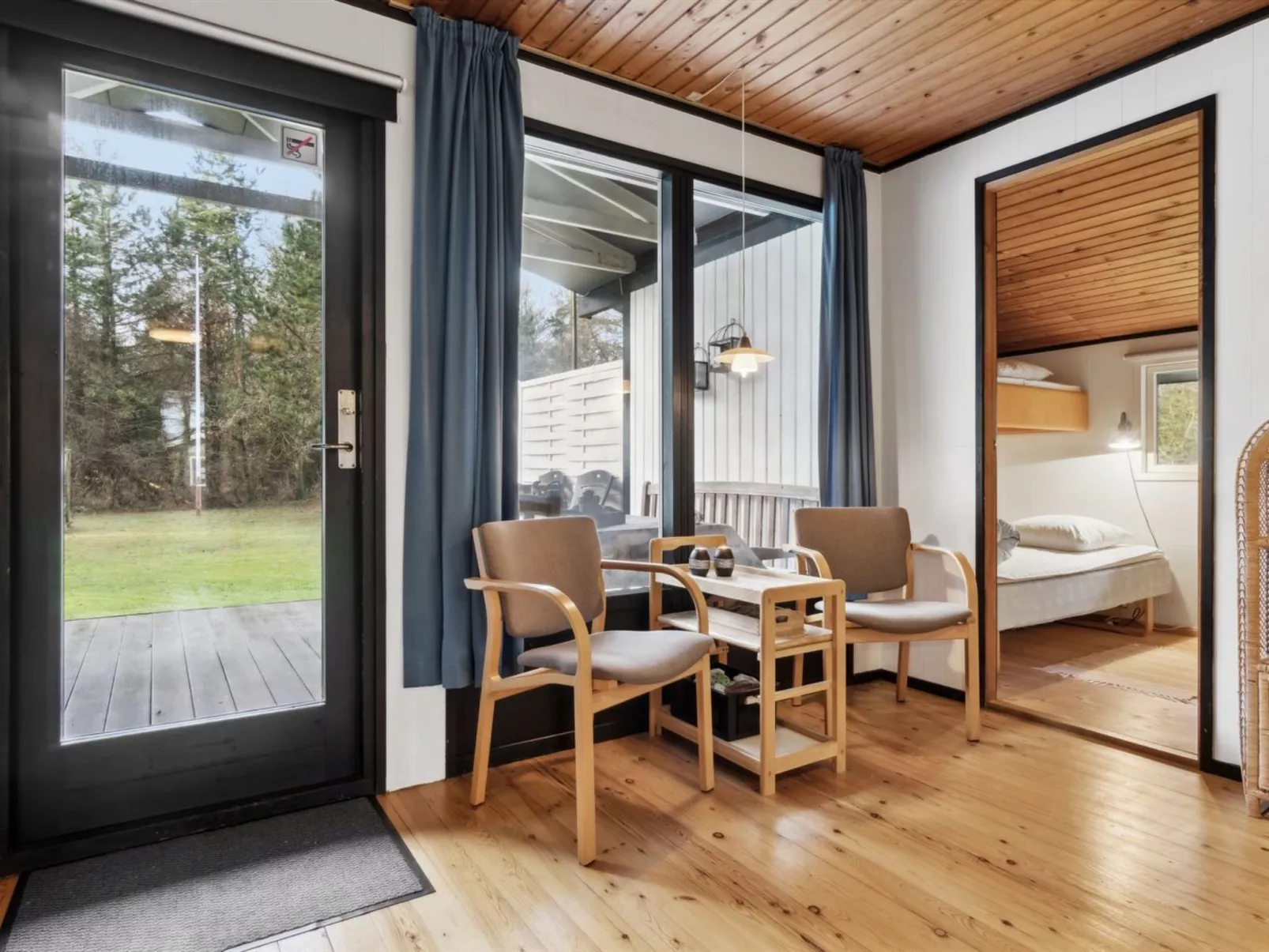 "Suri" - 200m to the fjord-Inside