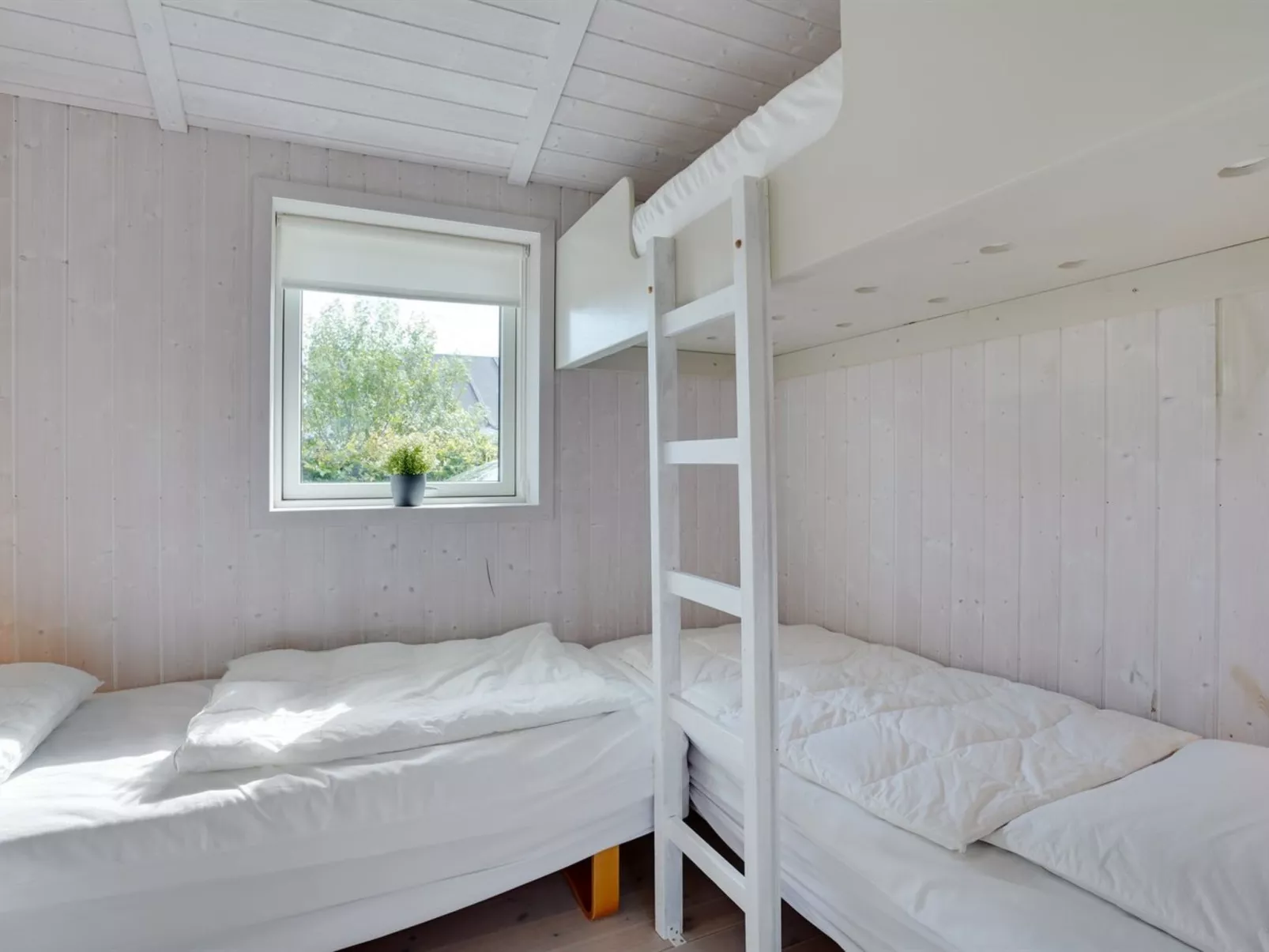 "Liutulf" - 40m from the sea-Inside