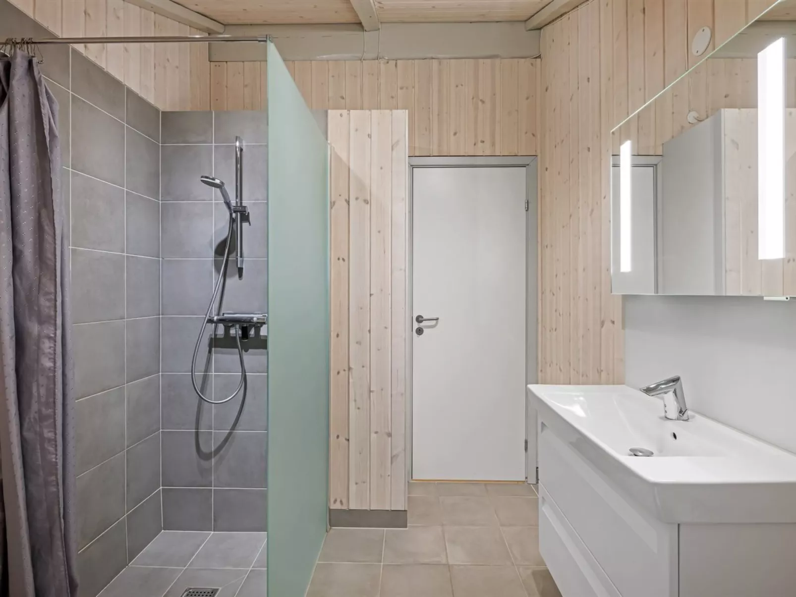 "Orm" - 2.3km from the sea-Drinnen