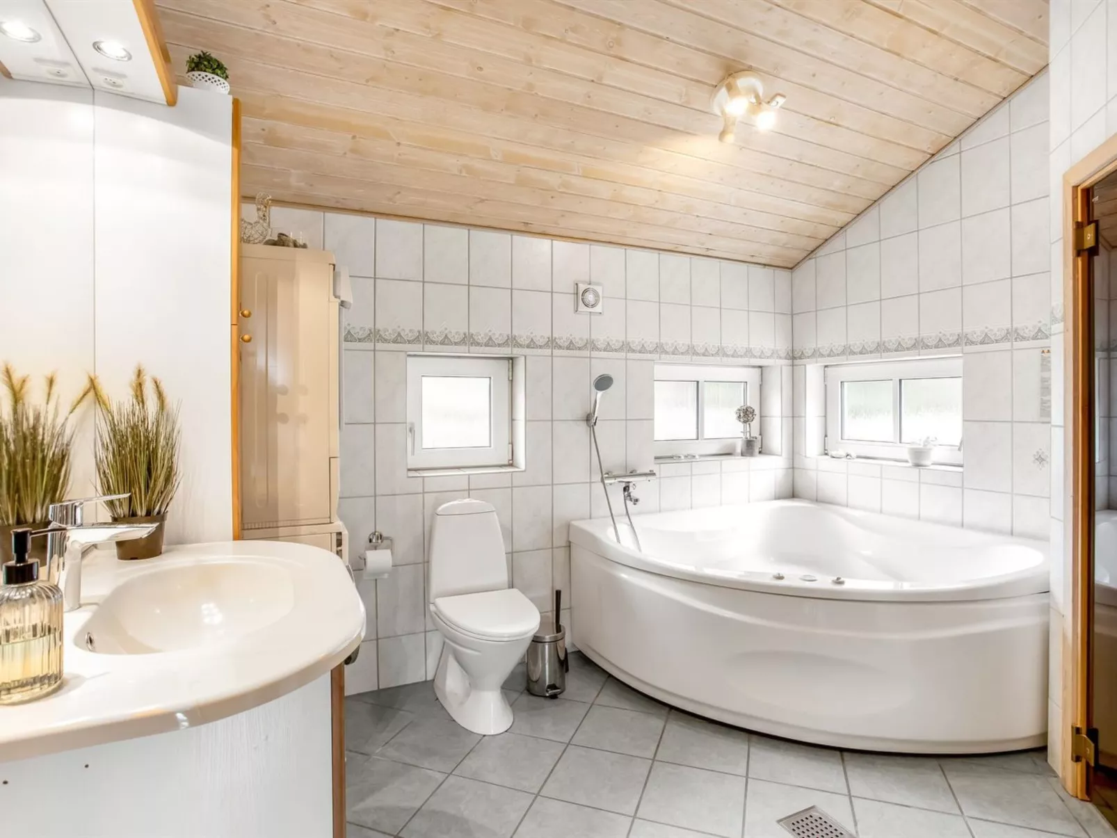 "Ronna" - 2.2km from the sea-Inside