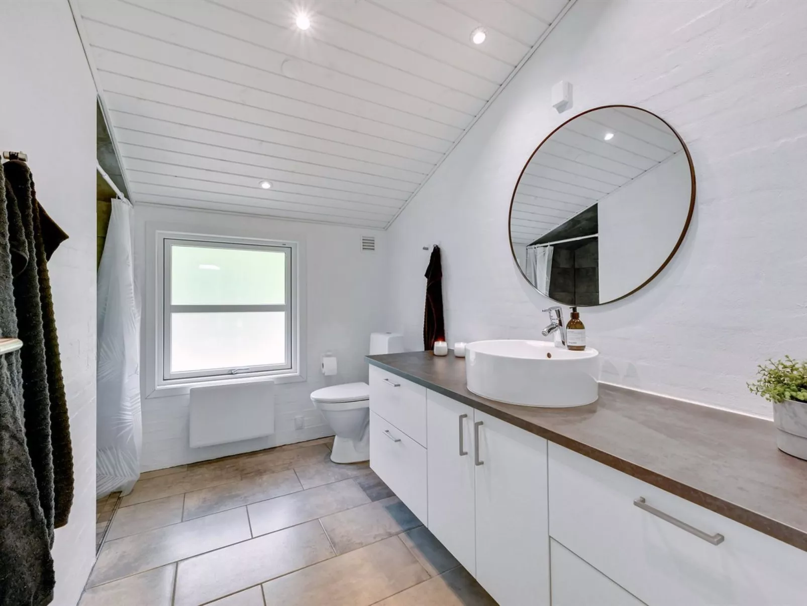 "Liviana" -  from the sea-Drinnen