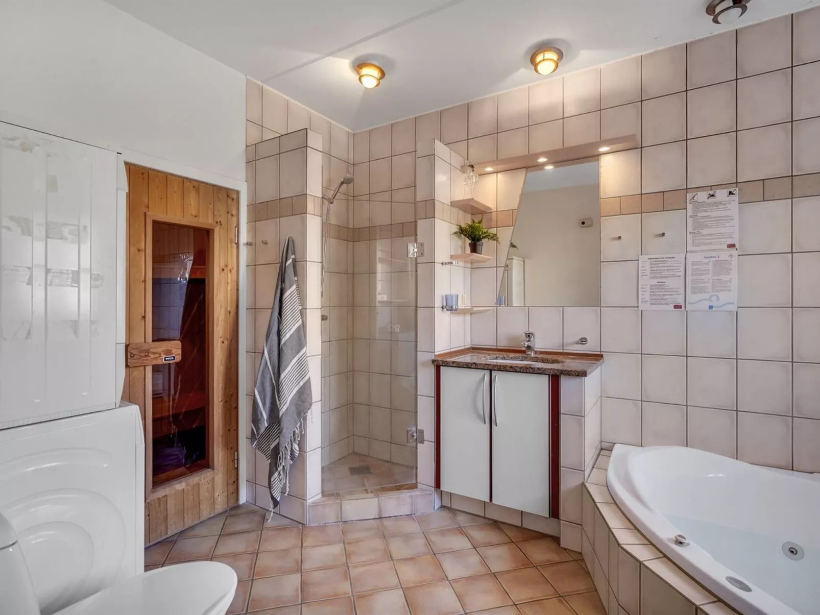 "Oneida" - 800m from the sea-Inside