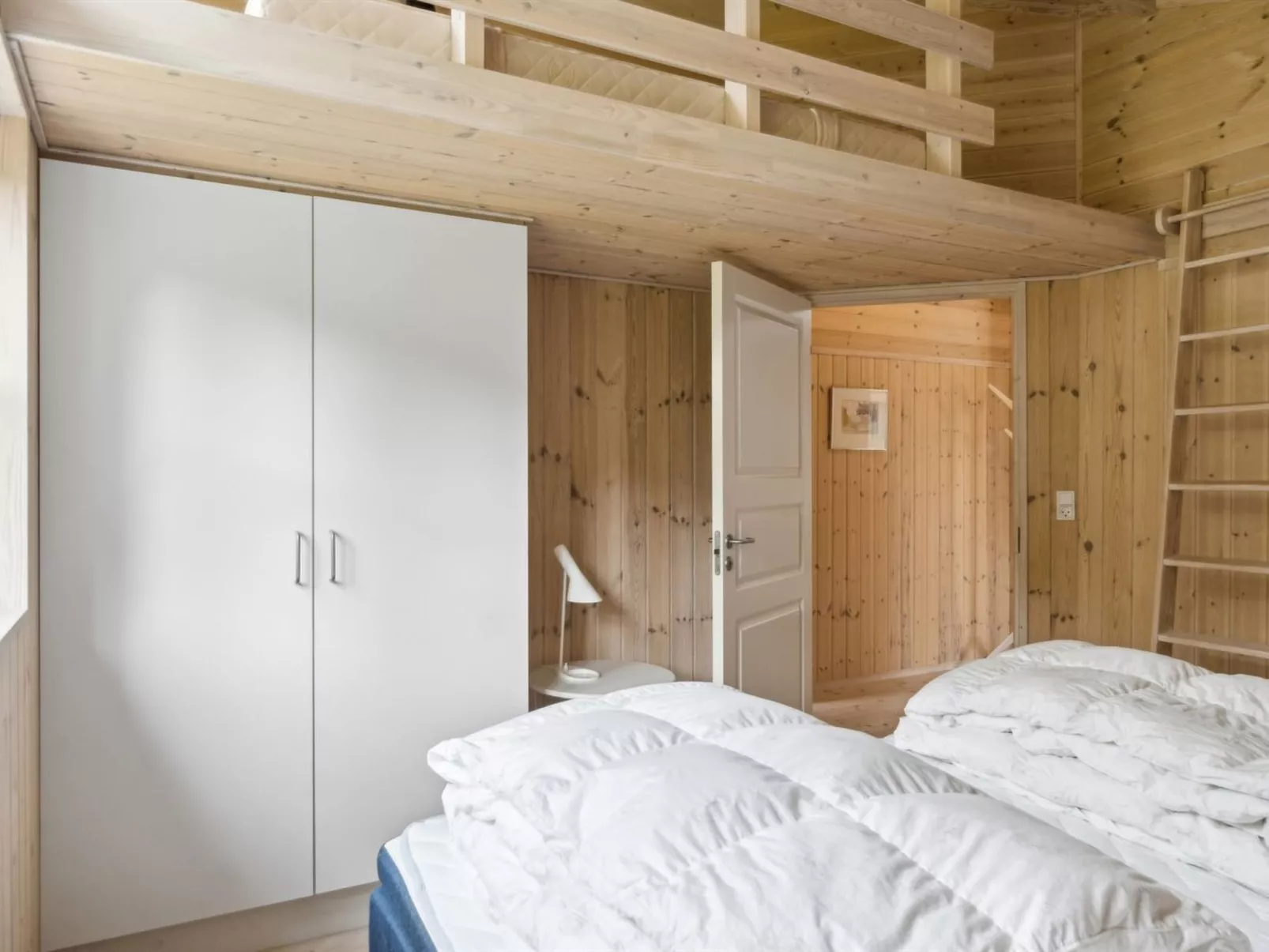 "Launo" - 1.1km to the fjord-Drinnen