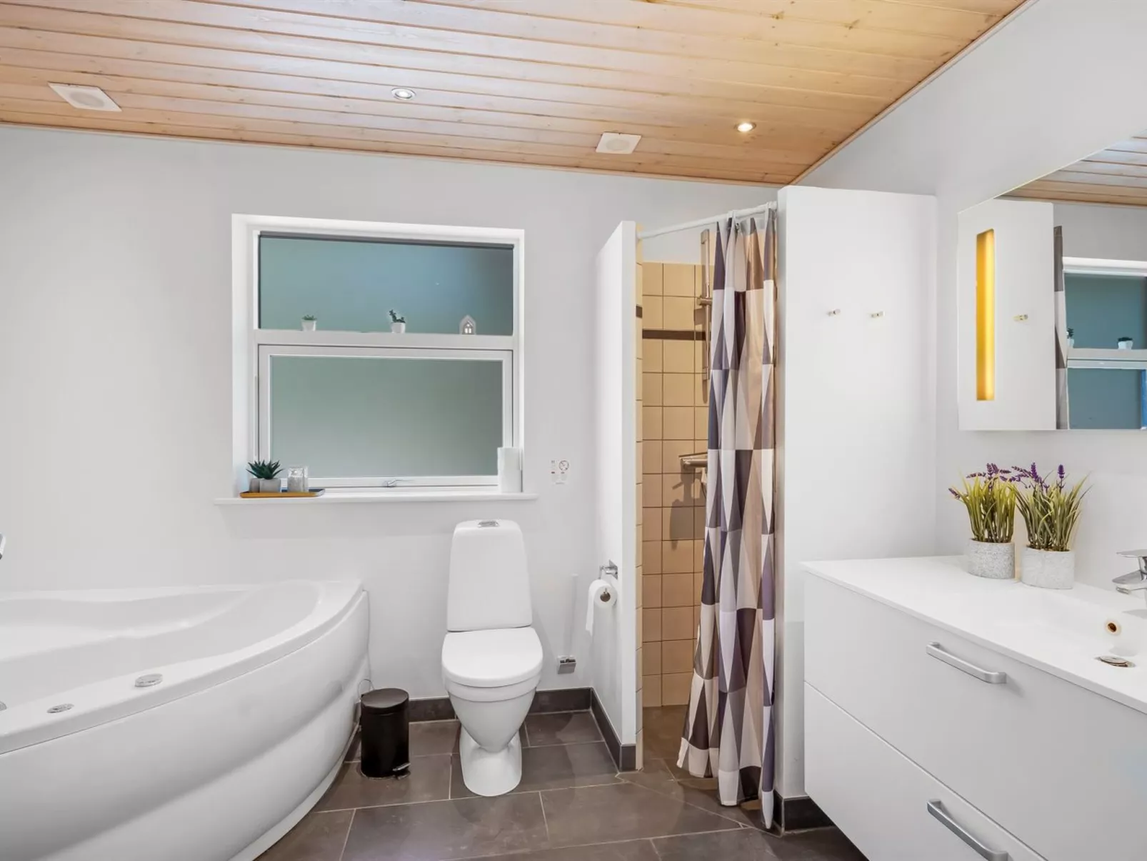 "Ahto" - 600m to the fjord-Inside