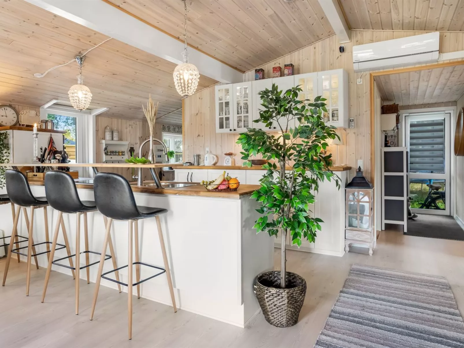 "Livni" -  from the sea-Drinnen