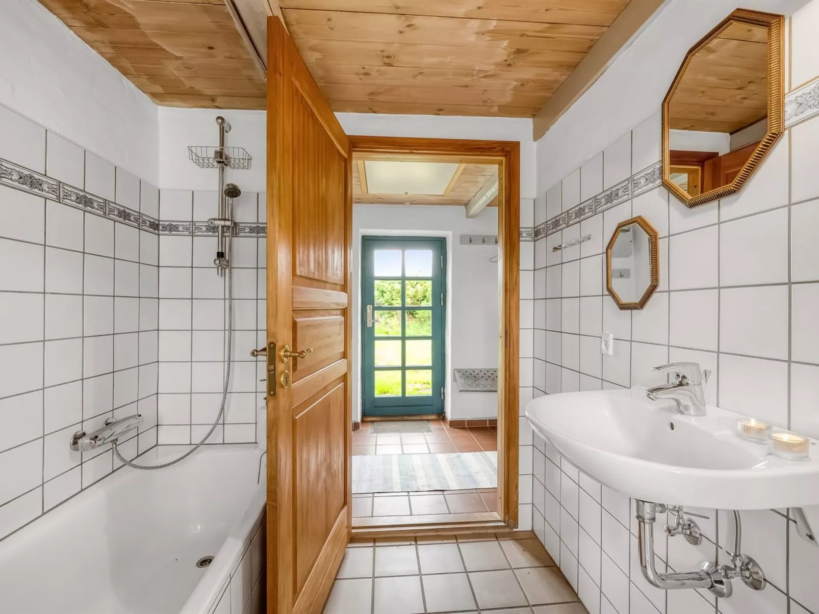 "Claus" - 1.5km to the fjord-Inside