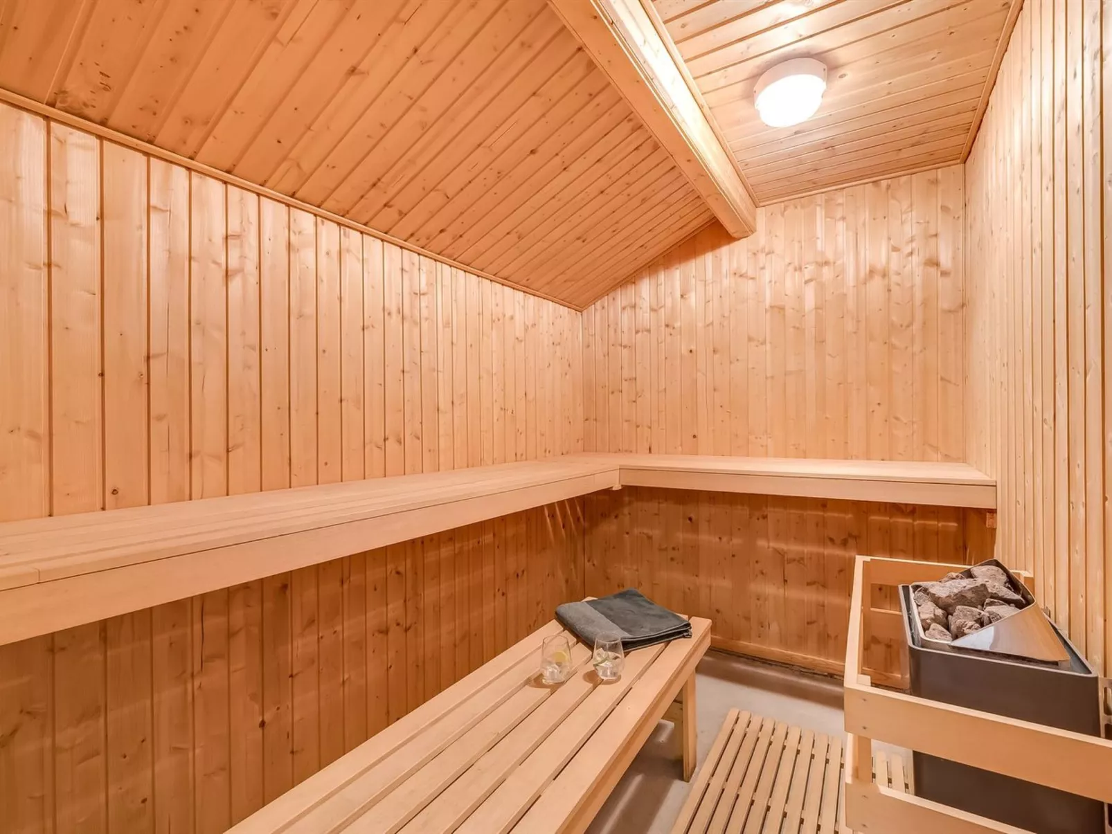 "Tian" - 400m to the fjord-Dedans