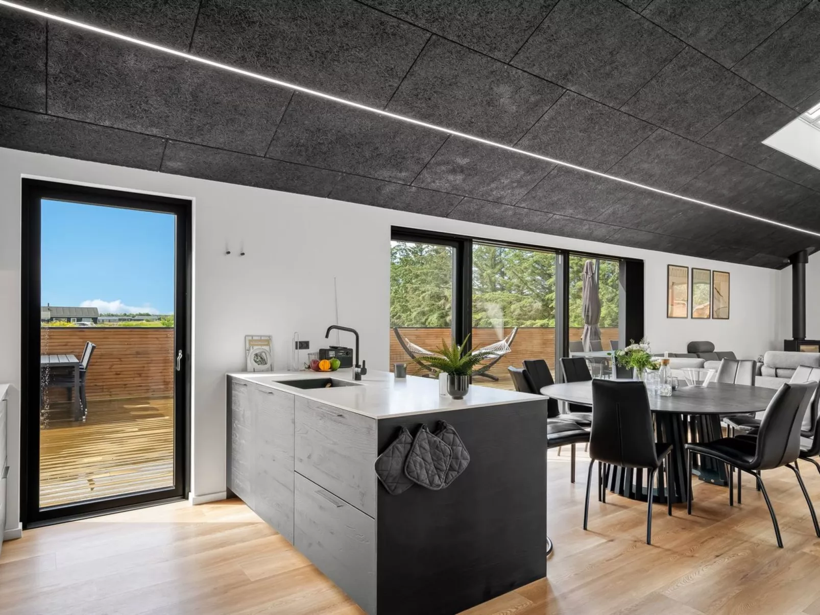 "Udder" - 1.5km from the sea-Inside