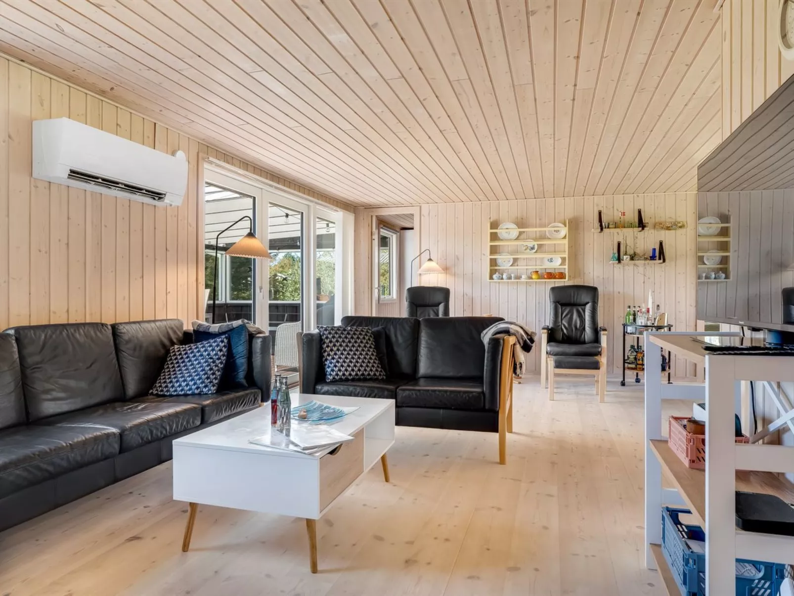 "Rajna" - 500m to the fjord-Drinnen