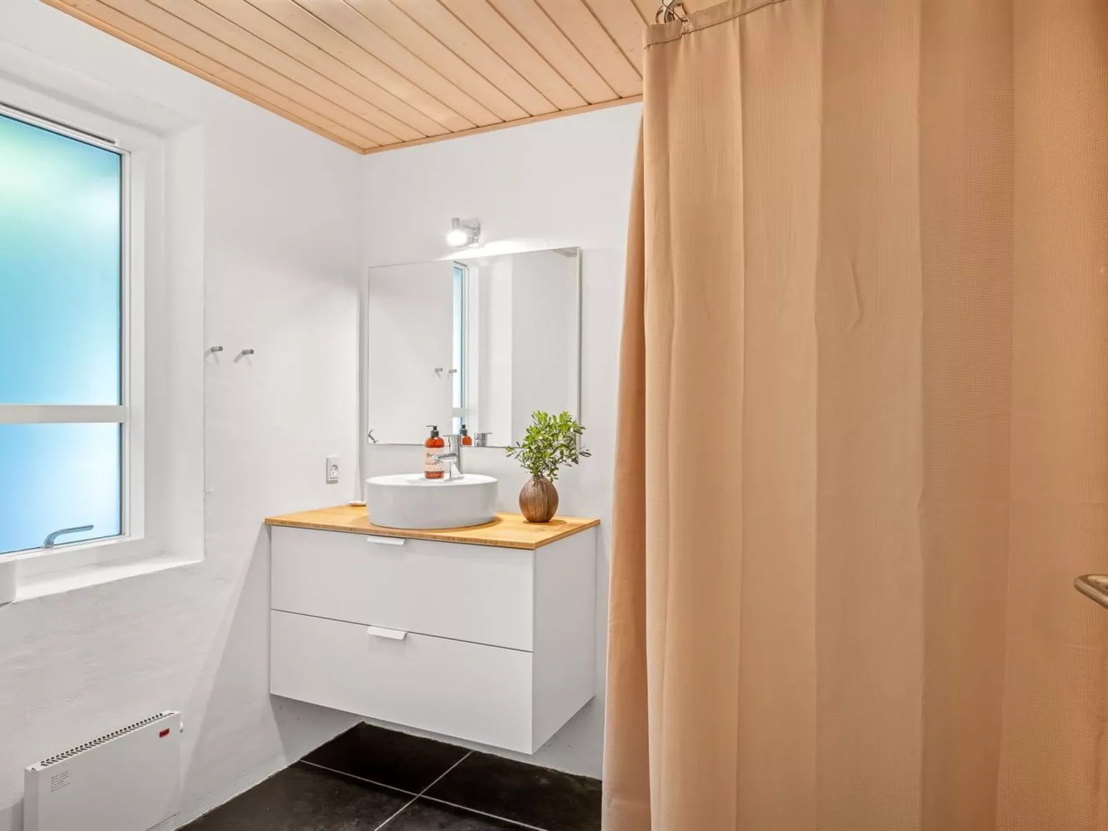 "Trena" - 1.2km to the fjord-Inside