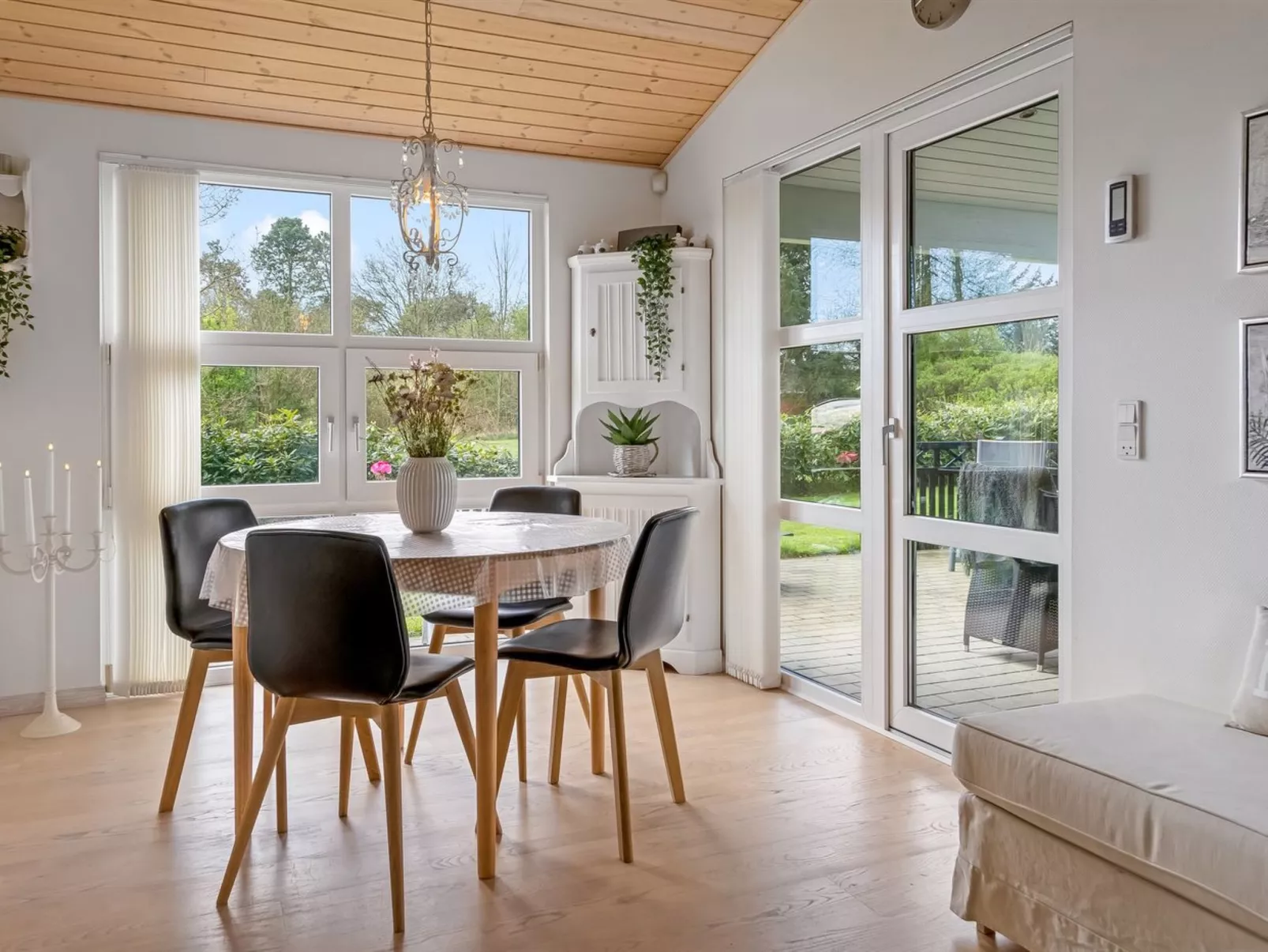 "Maunu" -  from the sea-Dedans