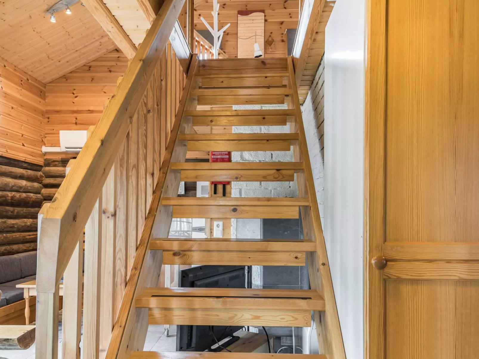 Tievatupa 1, isompi-Drinnen