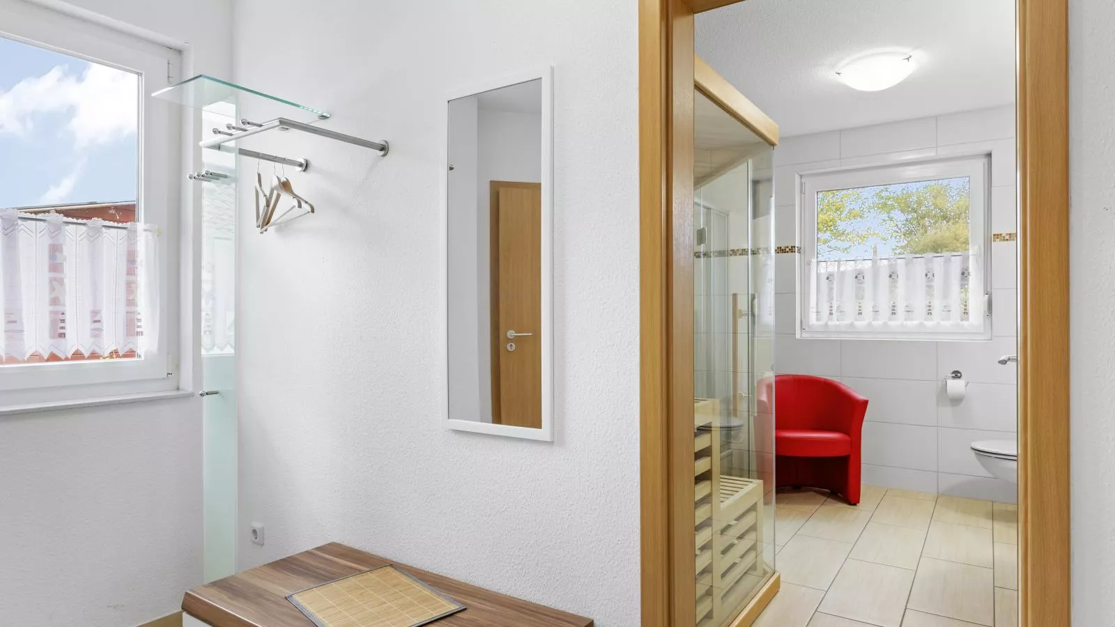 Stranddistel links mit Sauna-Badezimmer