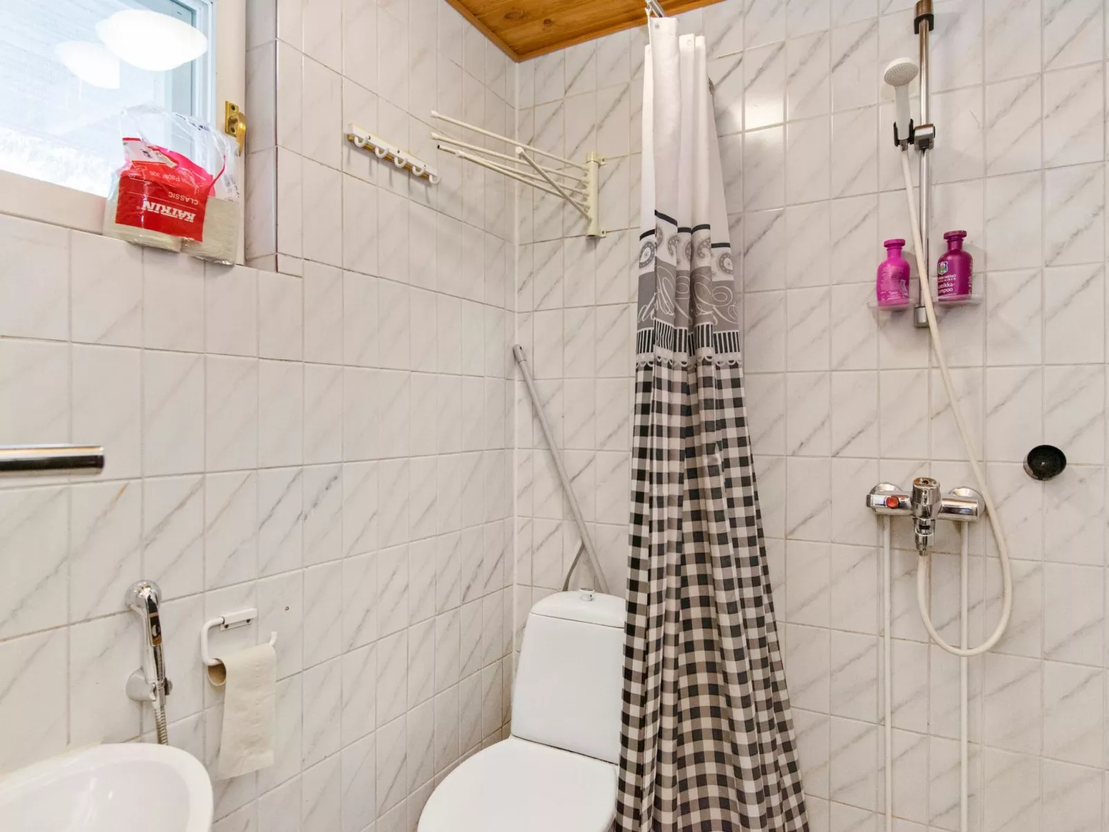 Hallantytär a1 paritalo-Dedans