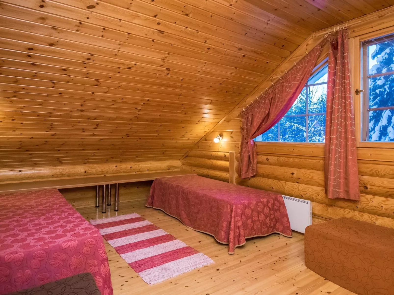 Hiisi mökki-Drinnen