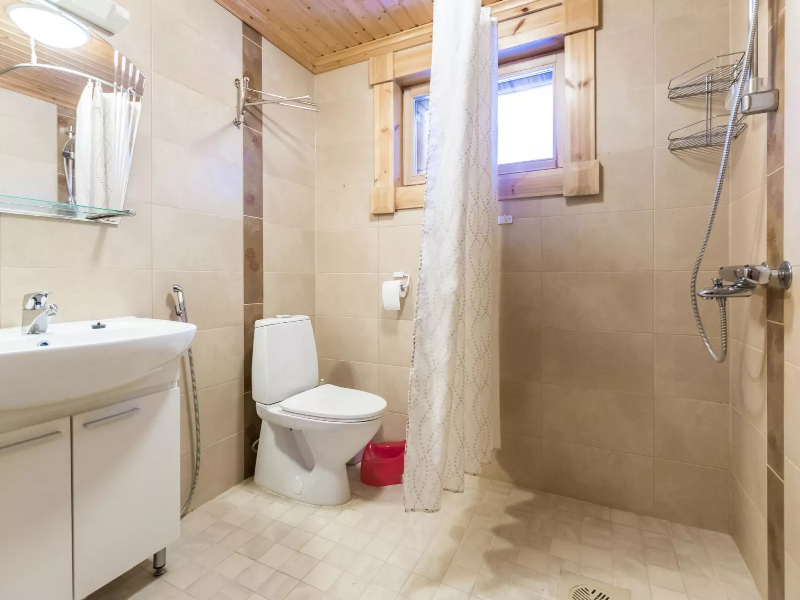 Sateenkaari mökki-Drinnen