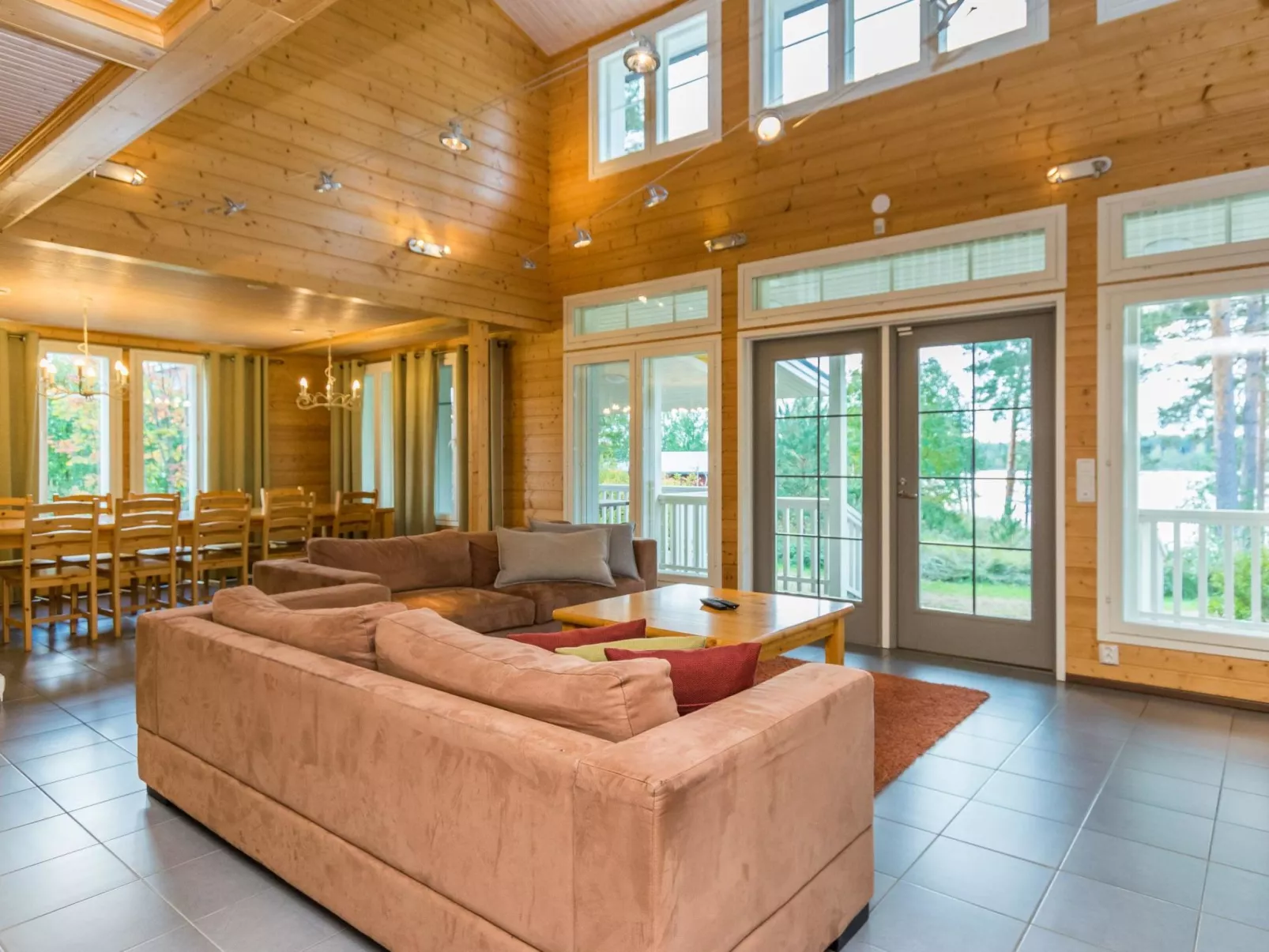 Kartanohuvila-Inside