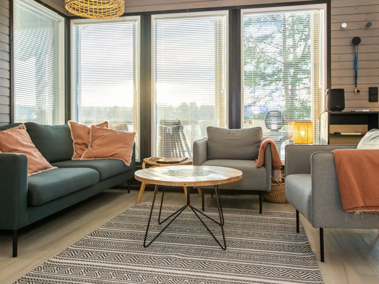 Aurinkopaikka-Dedans