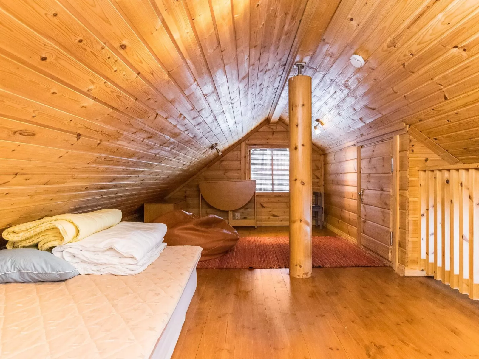 Puolen hehtaarin metsä-Inside