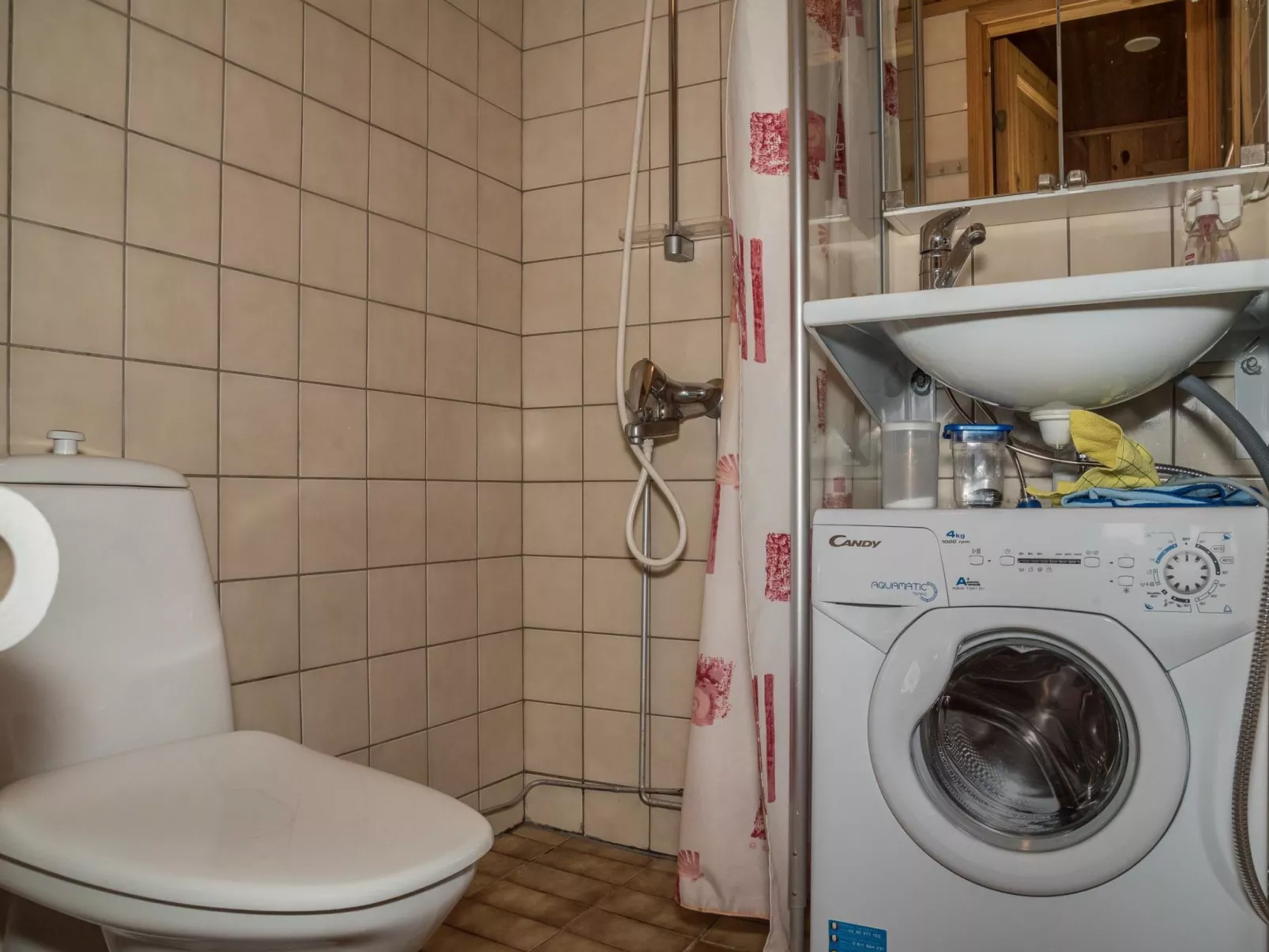 Ylläskarpalo 2 keskimmäinen-Drinnen