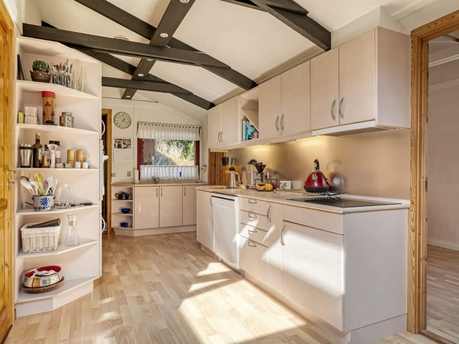 "Nimrod" - 800m from the sea-Dedans