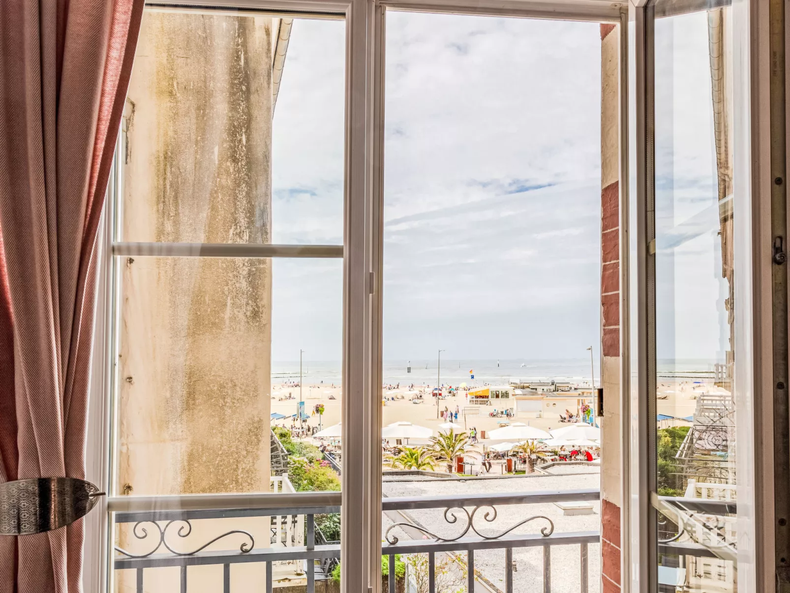 L'hôtel de Paris-Outside