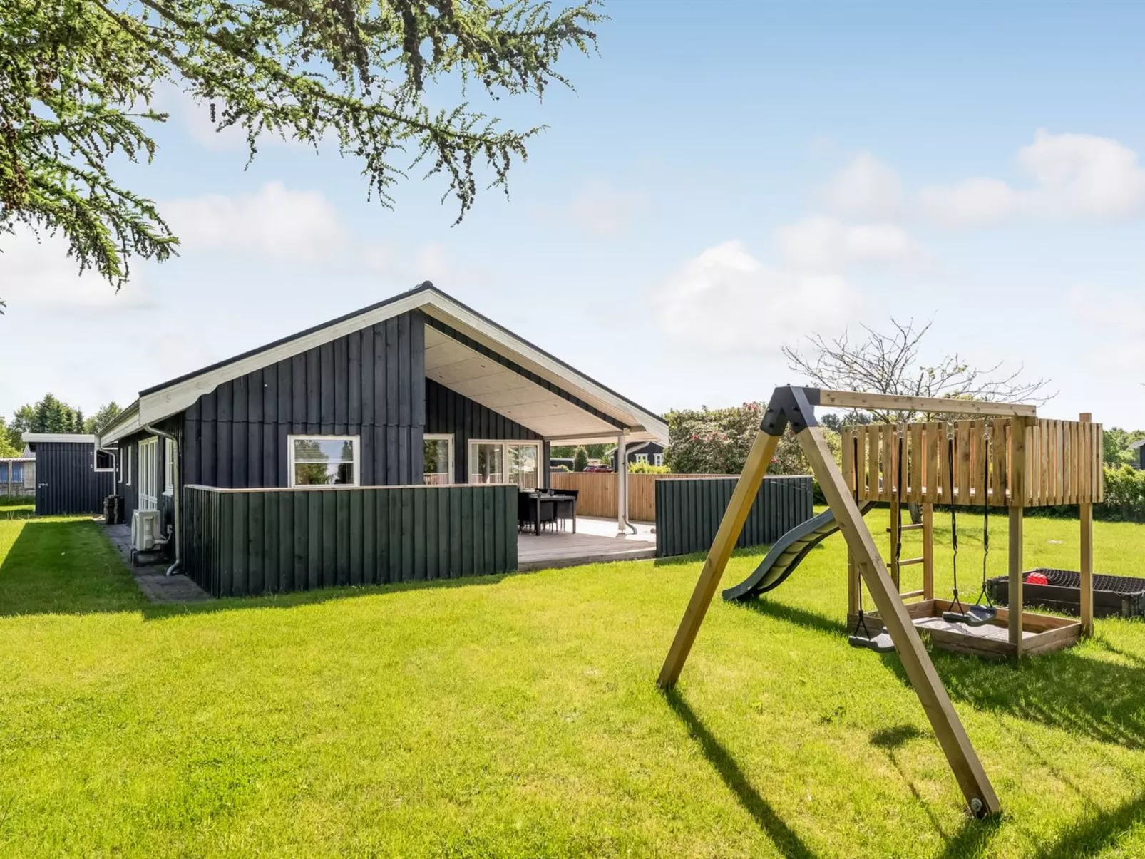 "Ebertine" - 740m to the fjord-Outside