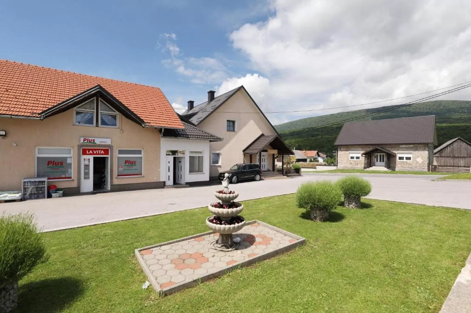 Apartments Jezerane - Four Bedroom Apartment with Balcony-Ambiance