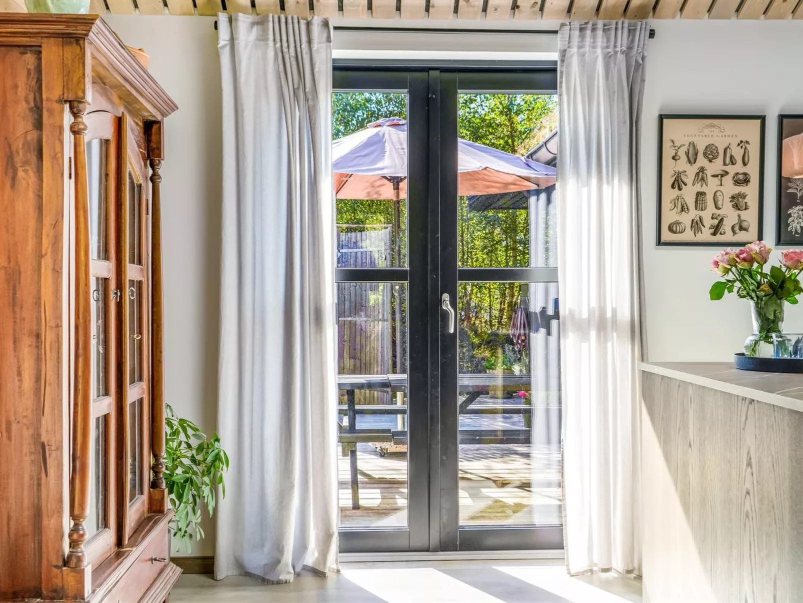 "Arbnora" -  from the sea-Dedans