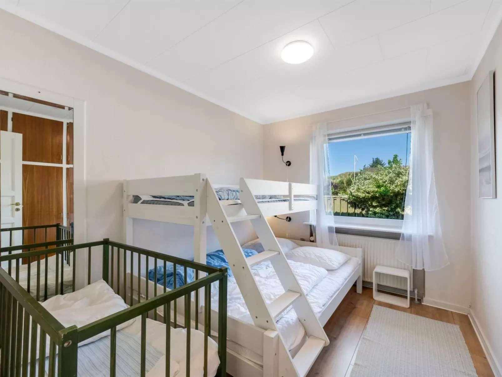 "Svein" - 500m to the fjord-Drinnen