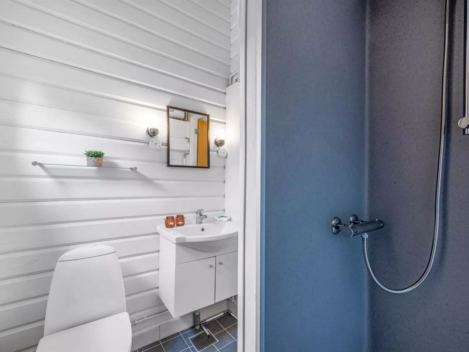 "Blesse" - 500m to the fjord-Drinnen