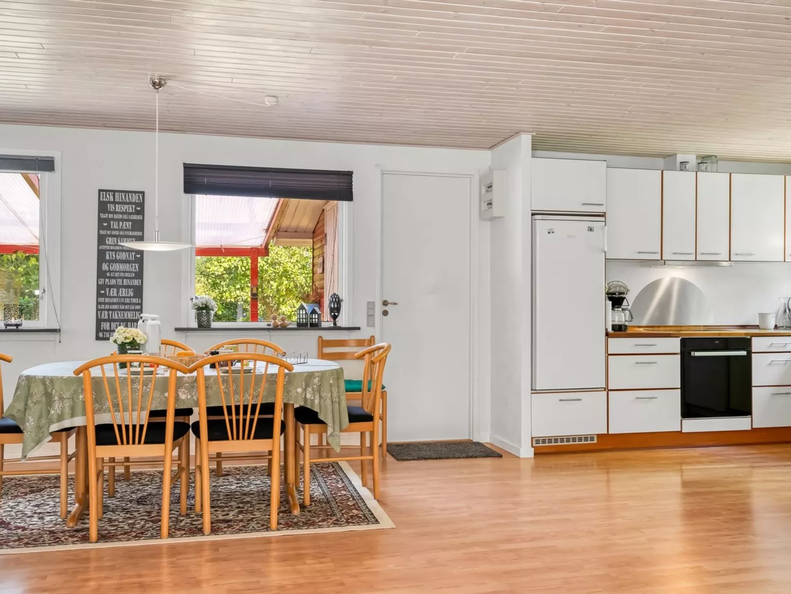 "Sallie" - 500m to the fjord-Drinnen