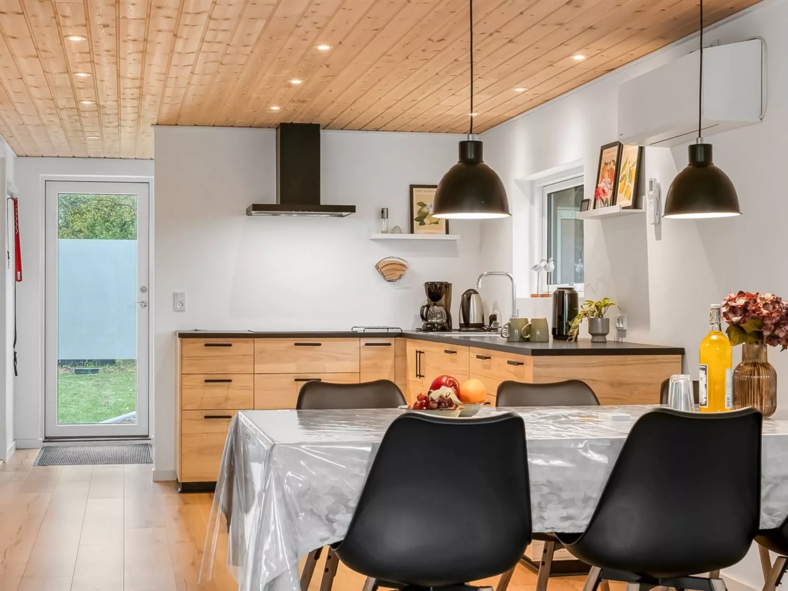 "Silvia" -  from the sea-Drinnen