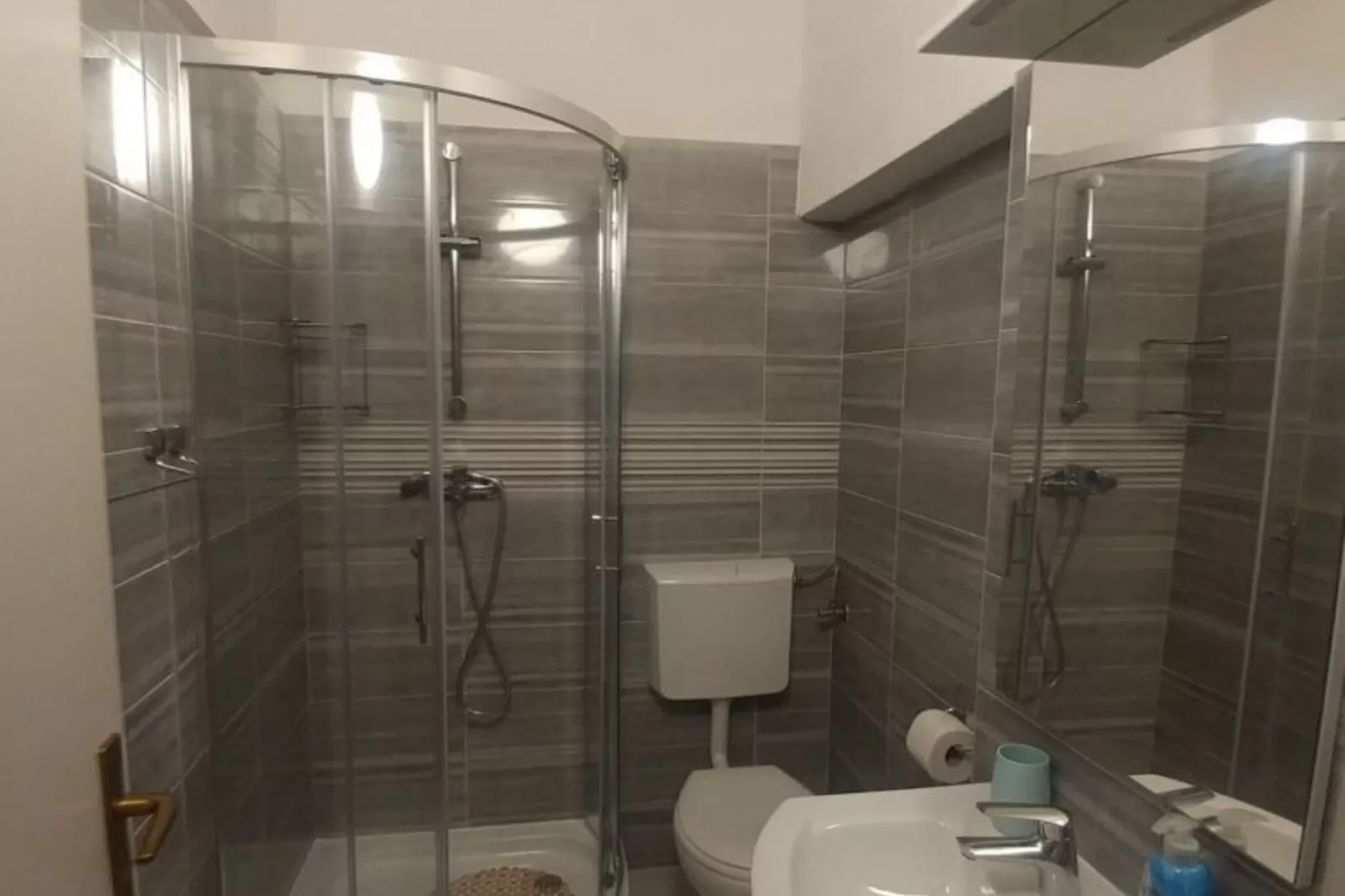 Four Bedroom Holiday Home With Terrace & Sea View-Salle de bain