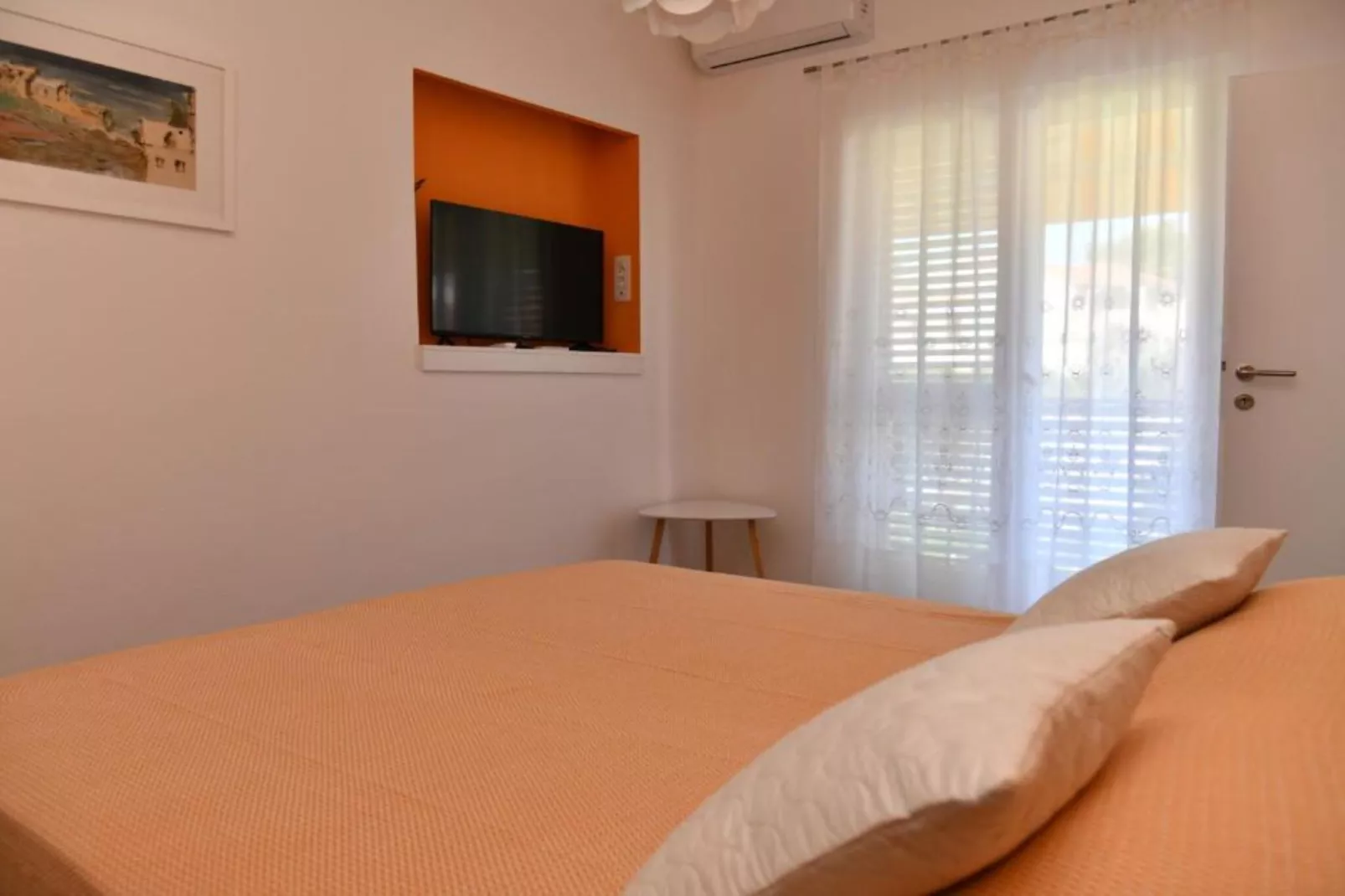 Two Bedroom Apartment with Balcony &  Garden View-Chambre