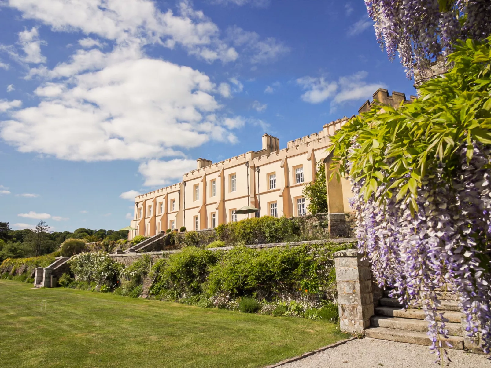 Historic Castle on River Tamar-Draußen