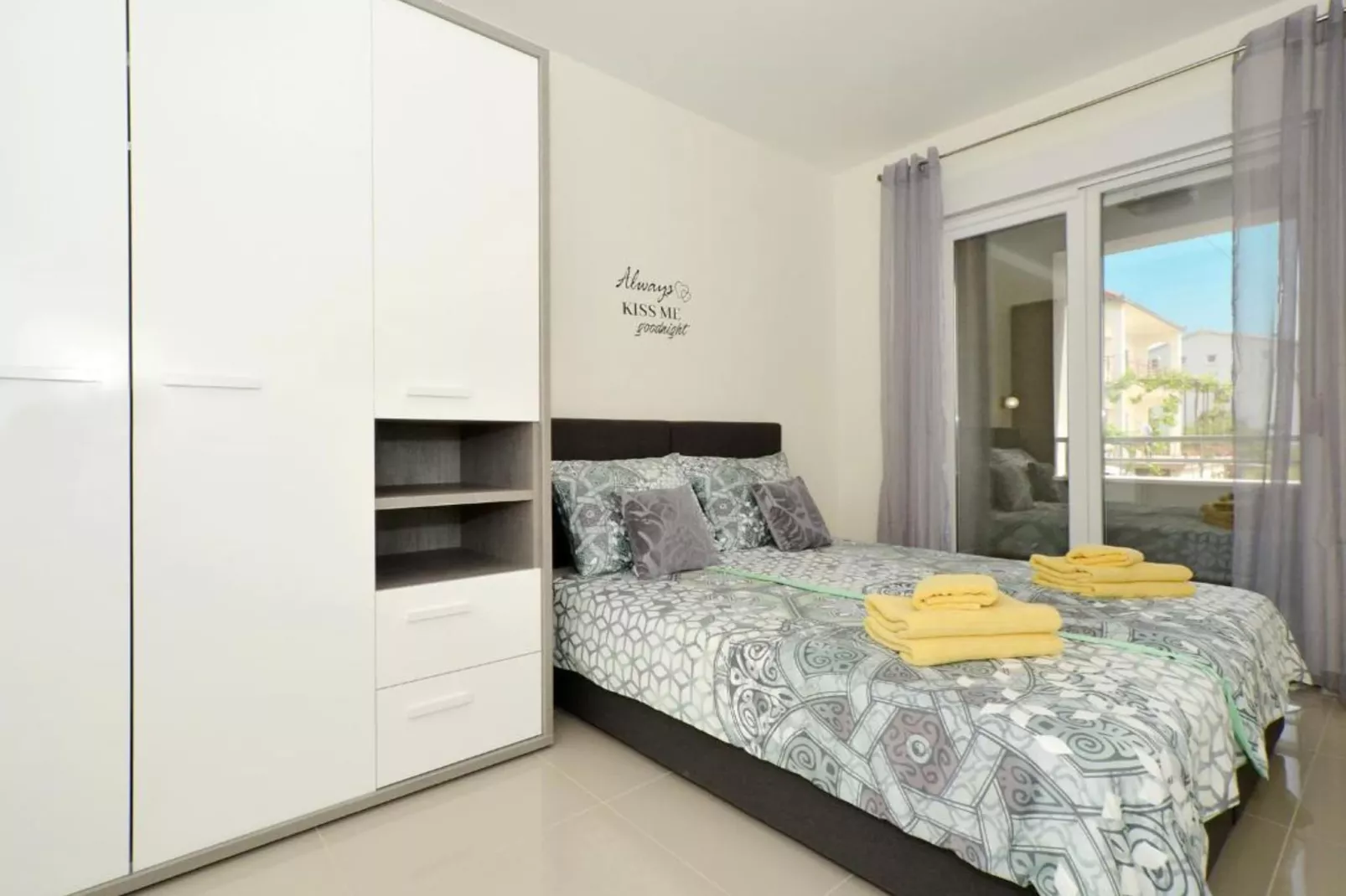 Apartment Sunshine Trogir - Three Bedroom Apartment with Balcony-Chambre