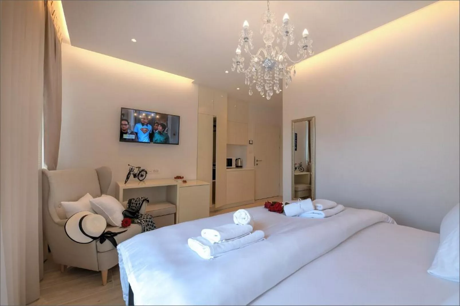 Deluxe Double Room with Double Bed and Balcony (3)-Schlafzimmer