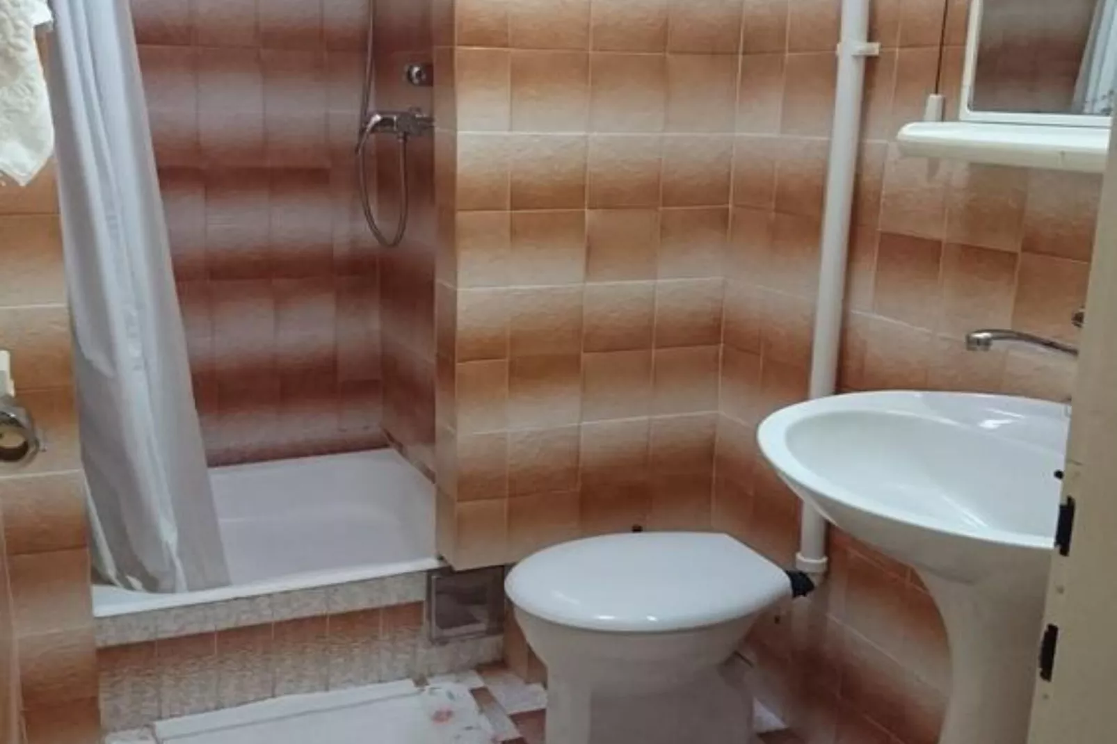 Four bedroom apartment-Bathroom