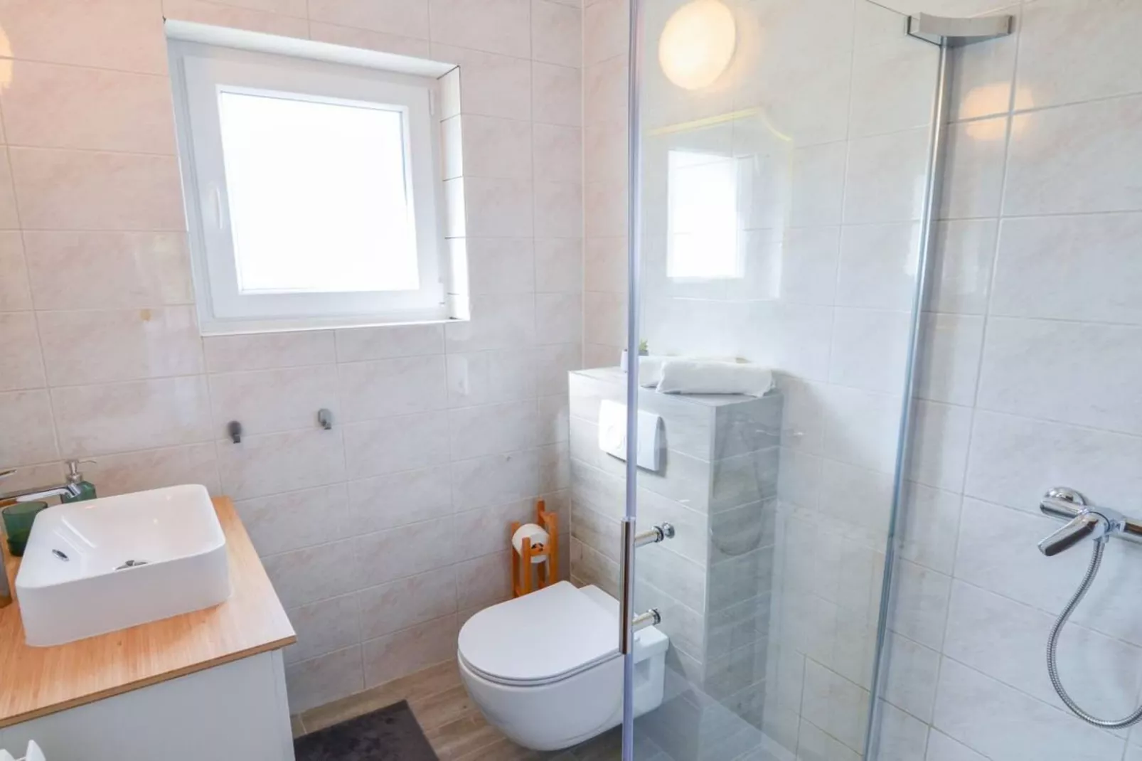 Villa With Pool-Badezimmer