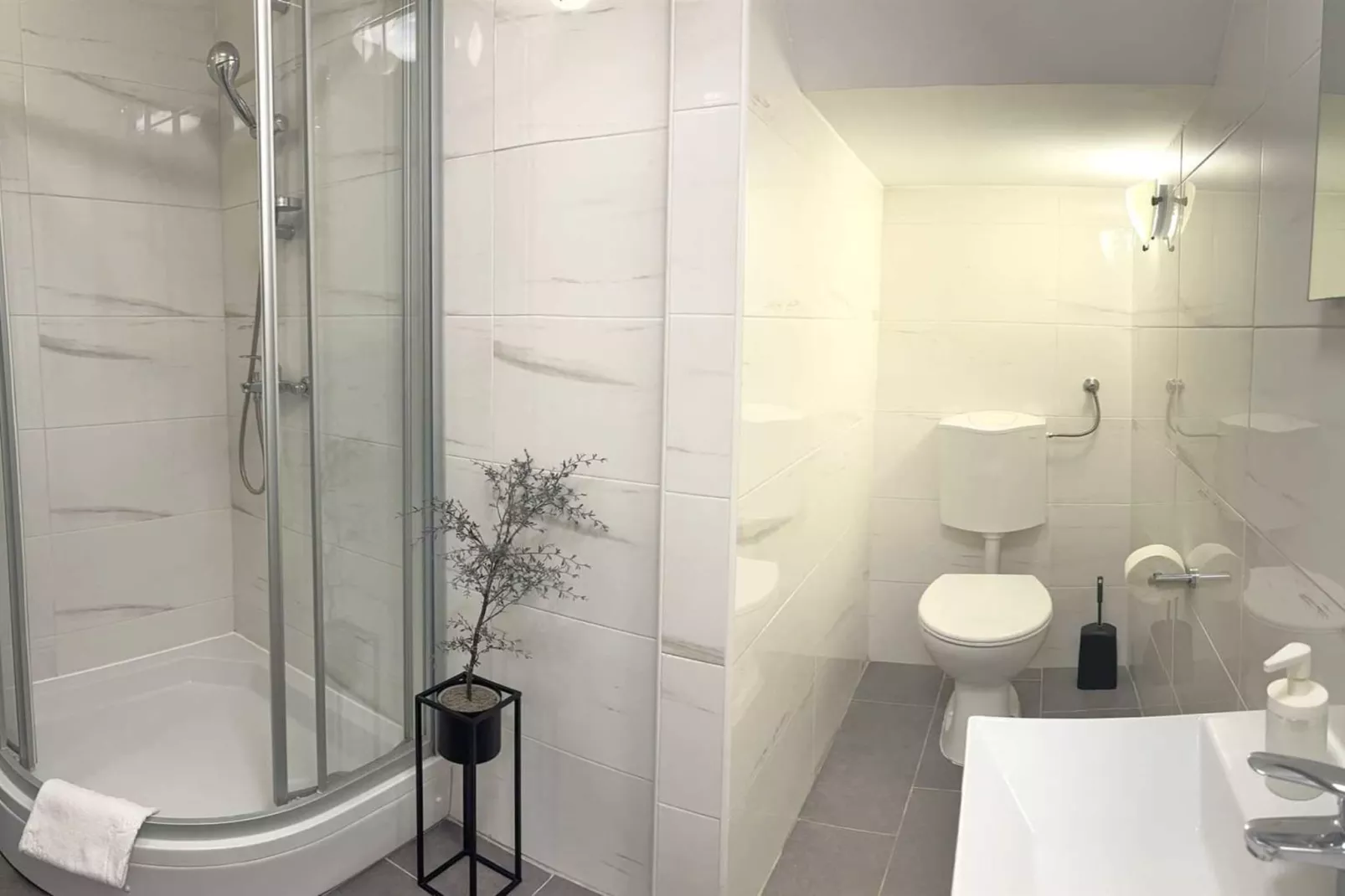 Zagreb Center Apartments- Downtown Apartment- Studio-Bathroom