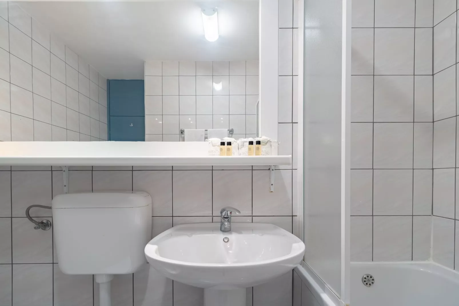 Hotel Issa - Twin Room Park View-Bathroom